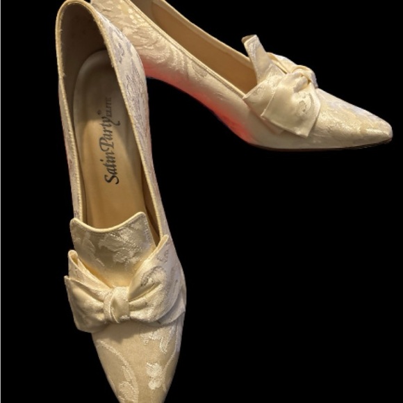 Vintage Cream Satin, Lace & Bow Exquisite Pumps - Picture 2 of 11